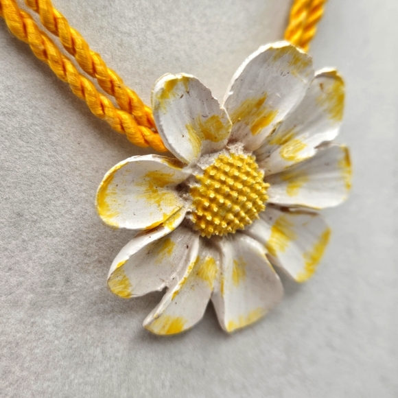 NEW VINTAGE Lisner 3D Daisy Flower Pendant Twisted Cord Choker Necklace - Picture 4 of 8